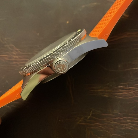 Orange Strap San Martin 200m Dive Watch - Picture 2 of 4